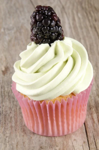 Fruity cupcake with a blackberry — Stock Photo, Image