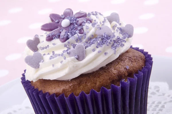 Cocoa cupcake with lilac flower — Stock Photo, Image