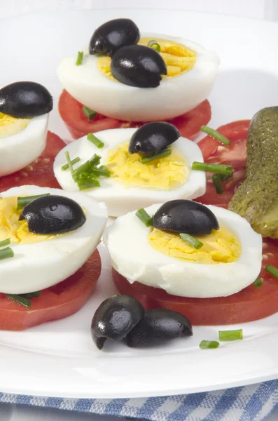 Салат з помідорами, оливками та яйцем — стокове фото