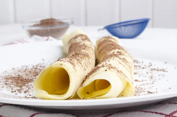 Zwei Pfannkuchen mit Kakaopulver — Stockfoto