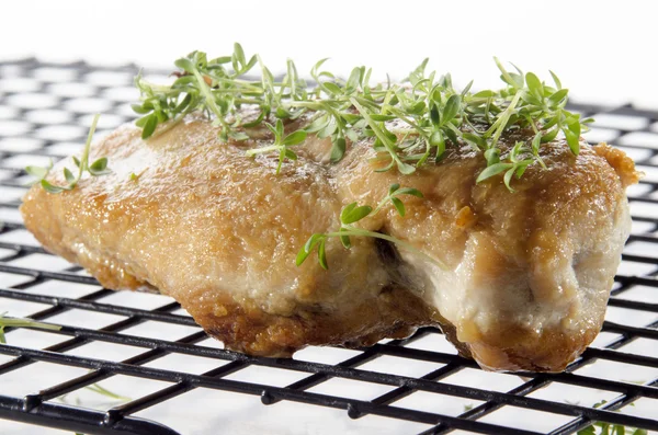 Peito de frango grelhado em um rack de refrigeração — Fotografia de Stock