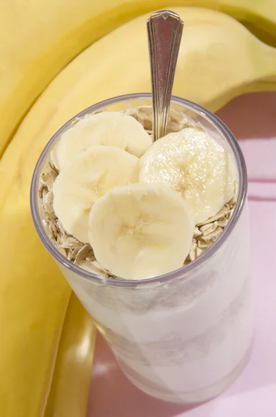 Fresh yogurt with banana slices — Stock Photo, Image
