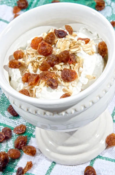 Yogurt with oatmeal and raisins — Stock Photo, Image