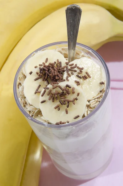 Yogurt with banana slices — Stock Photo, Image