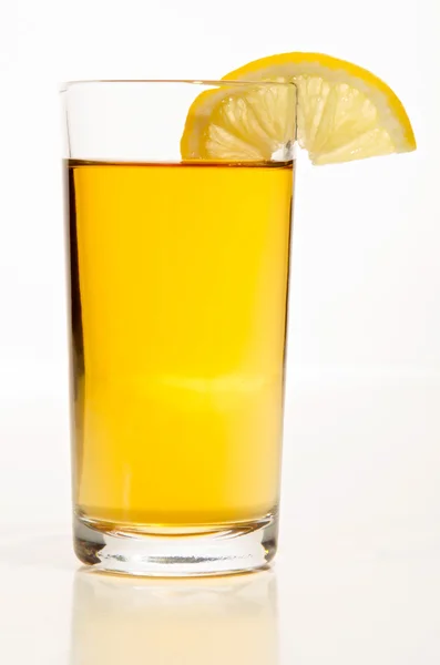 Апельсиновый чай со льдом и ломтиком лимона — стоковое фото