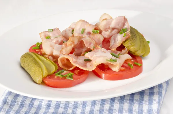 グリル ベーコンとトマトのサラダ — ストック写真