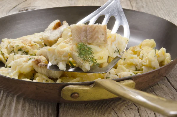 Smoked eel and scrambled eggs in a pan — Stok fotoğraf