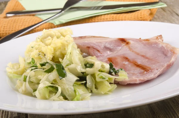 Jambon grillé et purée de pommes de terre — Photo