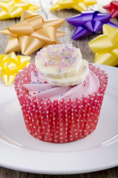 Cupcake with strawberry buttercream — Stock Photo, Image