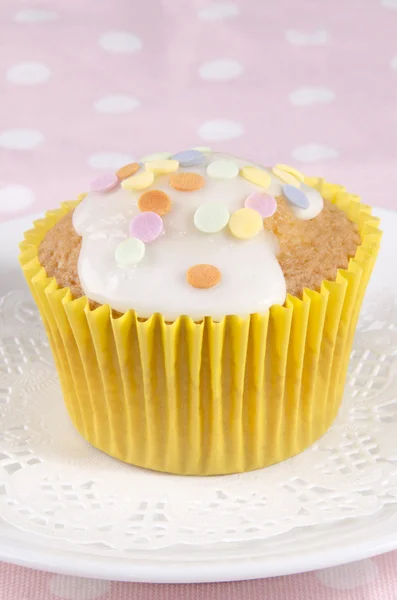 Cupcake avec glaçage et saupoudres rondes — Photo