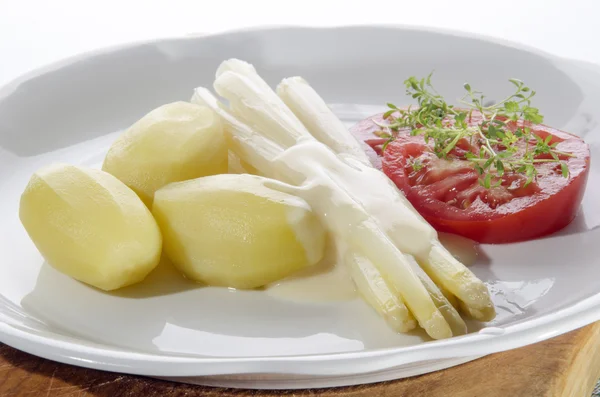 Espargos brancos com batata e tomate — Fotografia de Stock