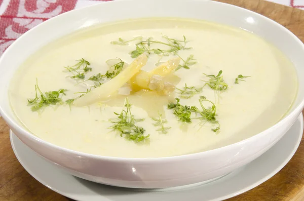 Soupe à la crème d'asperges dans un bol blanc — Photo