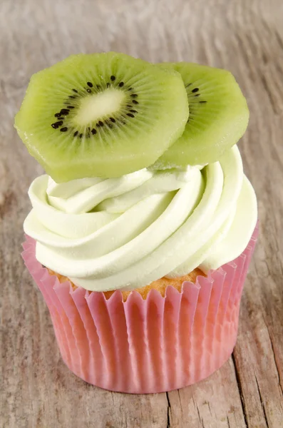 Cupcake med kiwi cutter grädde — Stockfoto