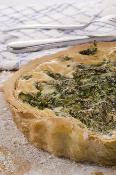 Freshly baked spinach quiche — Stock Photo, Image