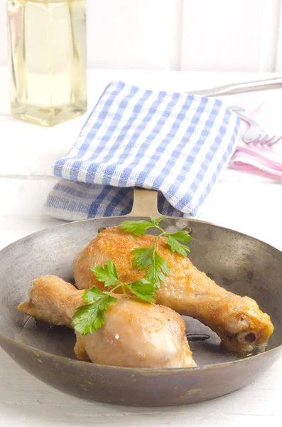 Palitos de pollo a la parrilla en una sartén —  Fotos de Stock