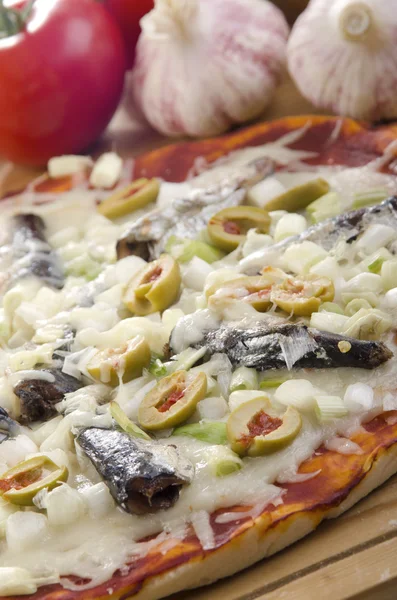 Pizza mediterranea con acciughe — Foto Stock