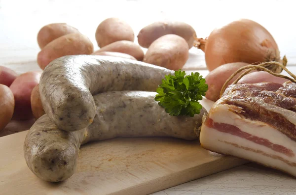 Hemgjort raw bratwurst med persilja — Stockfoto