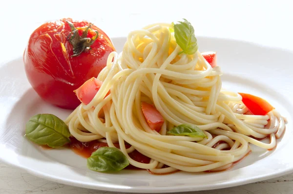 Spaghettis à la sauce tomate et basilic — Photo