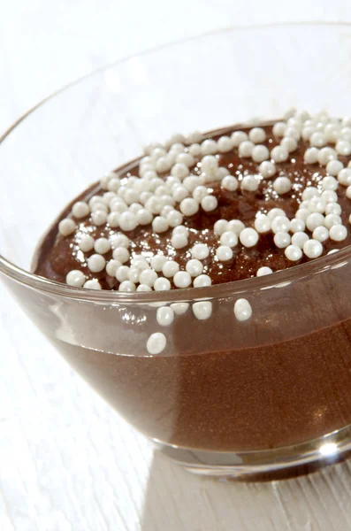 유리 그릇에 초콜릿 푸딩 — 스톡 사진
