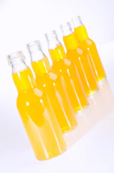 Pět lahví s pomerančovým džusem — Stock fotografie