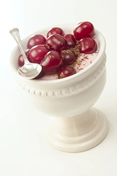 Yogurt con cerezas y broches de chocolate —  Fotos de Stock