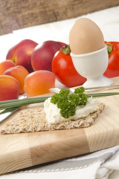 Healthy breakfast with crispbread — Stock Photo, Image