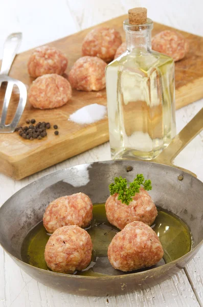 Bolas de carne picada cruda en una sartén —  Fotos de Stock