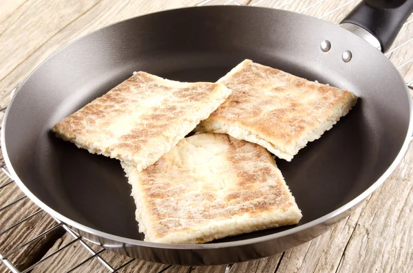 Aardappel brood in een pan — Stockfoto