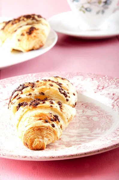 Choklad croissant på en tallrik — Stockfoto