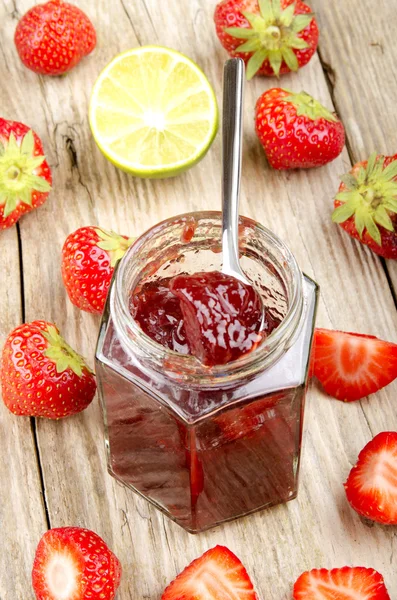 Huisgemaakte strawberry jam — Stockfoto