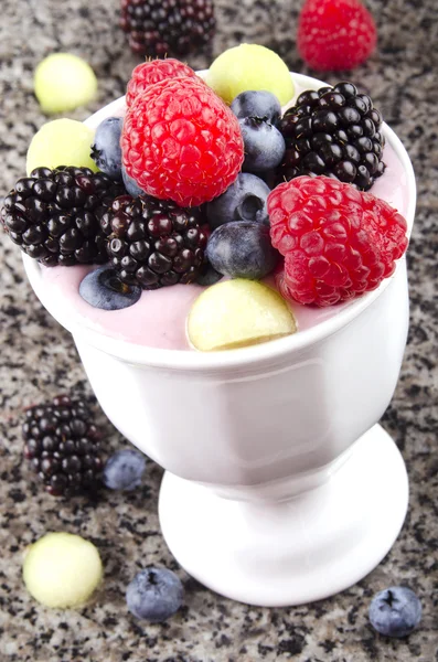 Tigela de sobremesa com frutas de verão — Fotografia de Stock