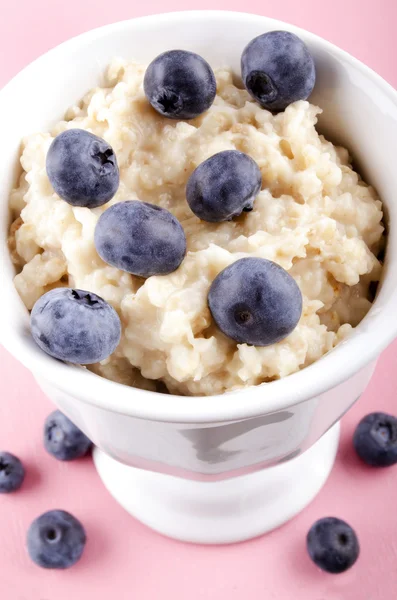 Porridge with organic blueberries — Stock Photo, Image