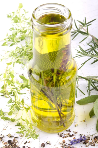Aceite de oliva con hierbas —  Fotos de Stock