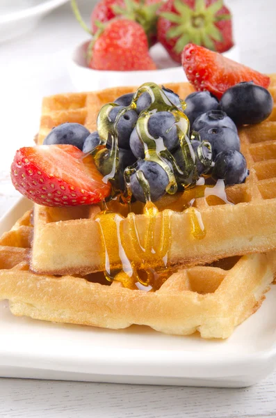 Waffle with mixed fruit — Stock Photo, Image