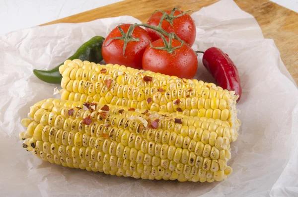 Gegrillter Mais auf Kolben und Tomaten — Stockfoto