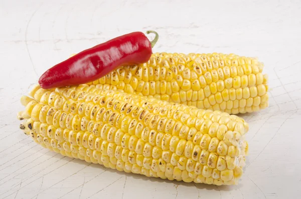 Gegrillter Mais auf dem Maiskolben — Stockfoto