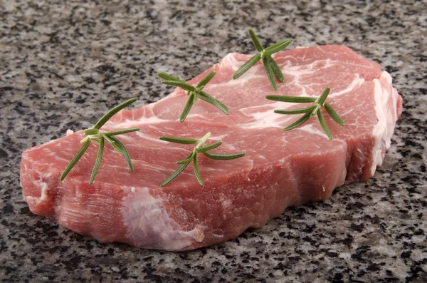 Schweineschultersteak mit Rosmarin — Stockfoto