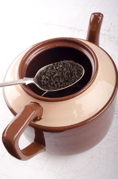 Té se llena en una tetera — Foto de Stock