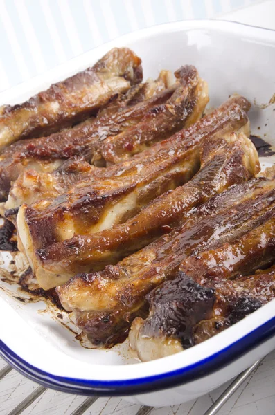 Pork ribs in an enamel bowl — Stock Photo, Image