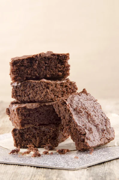 Brownie casero en una mesa de madera — Foto de Stock