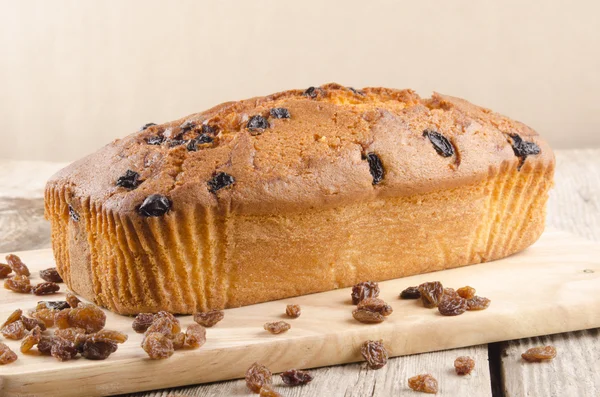 Pastel de pan recién horneado con pasas — Foto de Stock