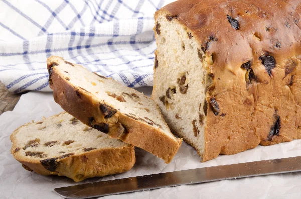 Fruit brood met rozijnen en gemengde schil — Stockfoto