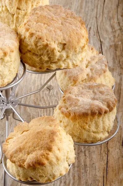 Scone op een taart stand — Stockfoto