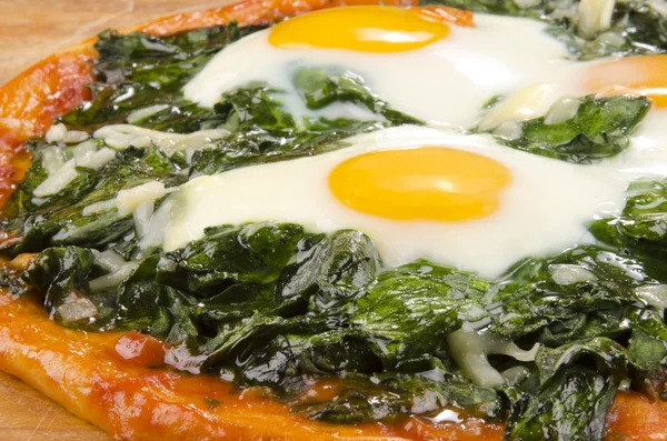 Italian pizza with spinach and egg — Stock Photo, Image