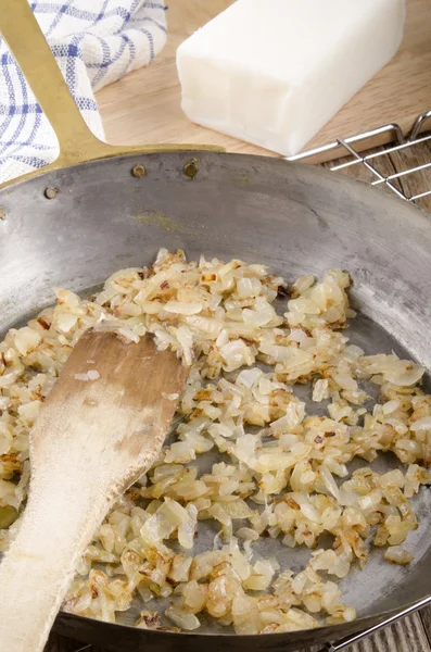 Smażoną cebulką przygotowują się do smalcu cebuli — Zdjęcie stockowe
