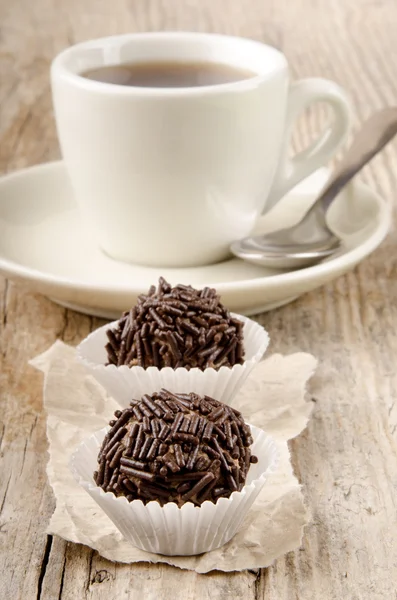 Pralina di cacao con cospargere di cioccolato — Foto Stock