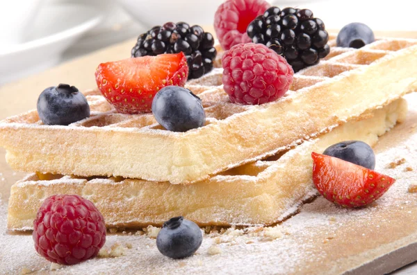 Waffle feito em casa com frutas — Fotografia de Stock