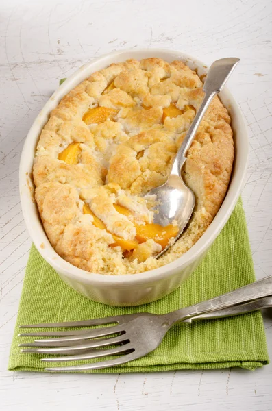 Peach crumble dessert in a bowl — Stock Photo, Image