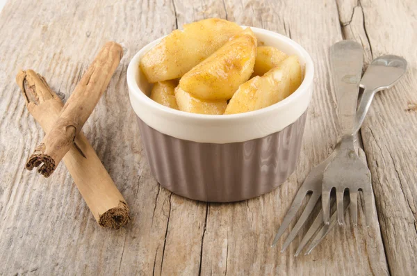 Rodajas de manzana de canela caliente en un tazón — Foto de Stock