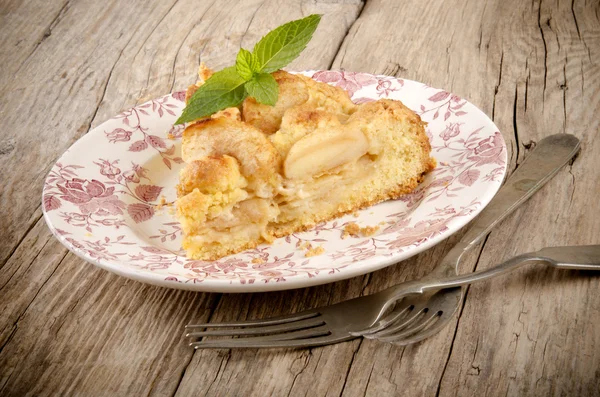 Pastel de manzana con un tenedor en un plato — Foto de Stock